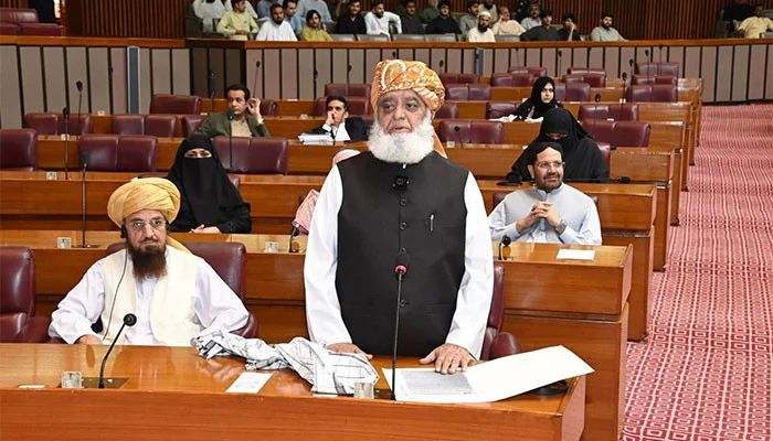 مولانا فضل الرحمان کا حکومت پر تنقید کے ساتھ پی ٹی آئی سے فاصلے کم کرنے کا اعتراف