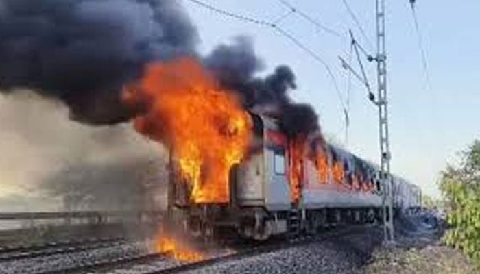 تیزگام ایکسپریس کی پاور وین میں آگ، خانیوال کے قریب بڑا حادثہ ٹل گیا